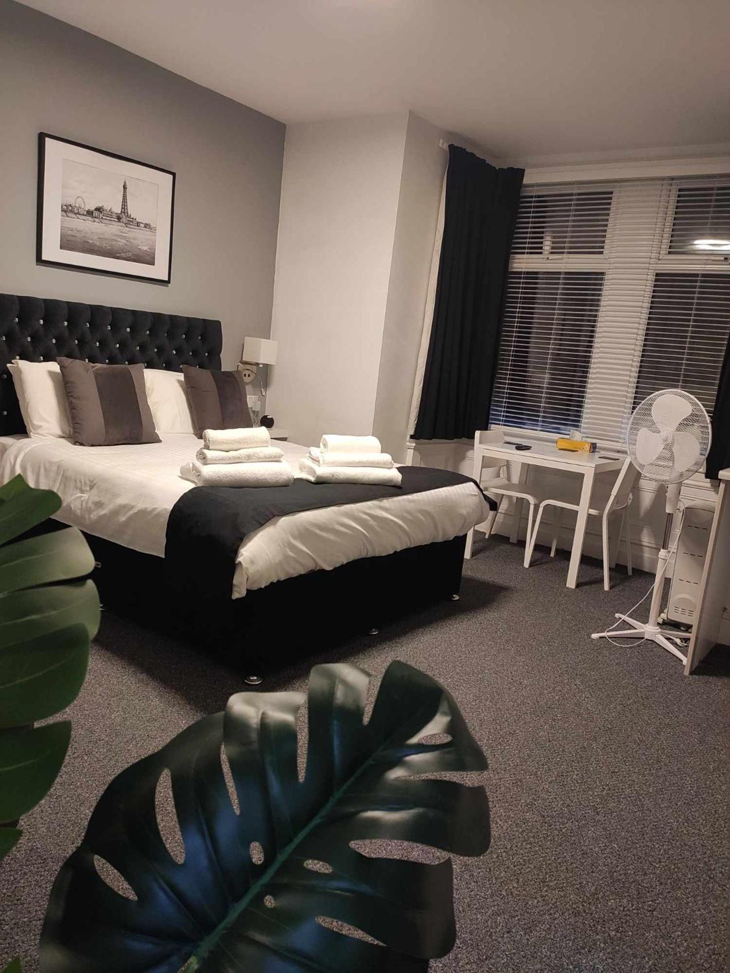 Q - Accommodation Blackpool Exterior photo
